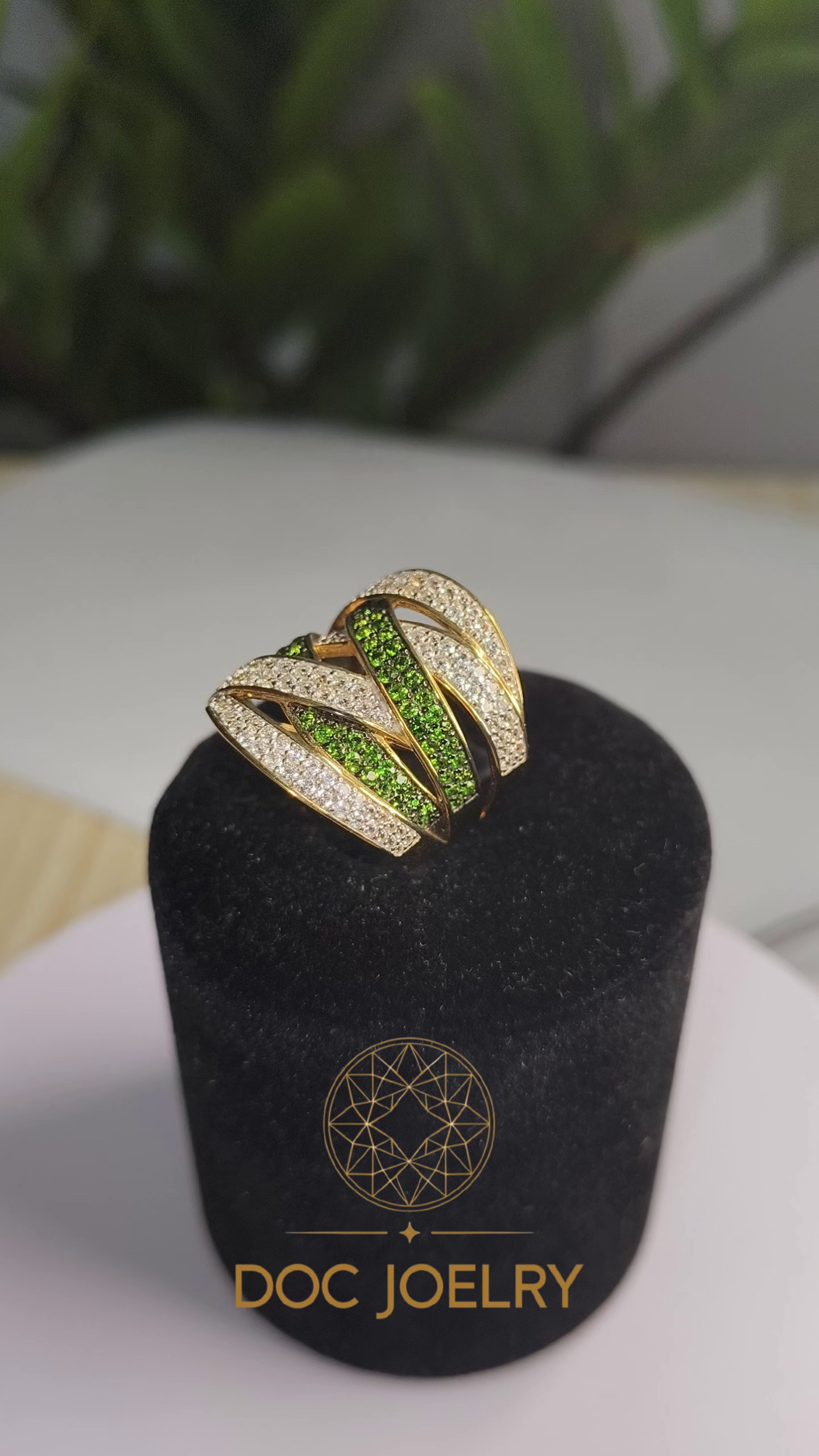Verdant Ribbon Diopside Queen Ring 